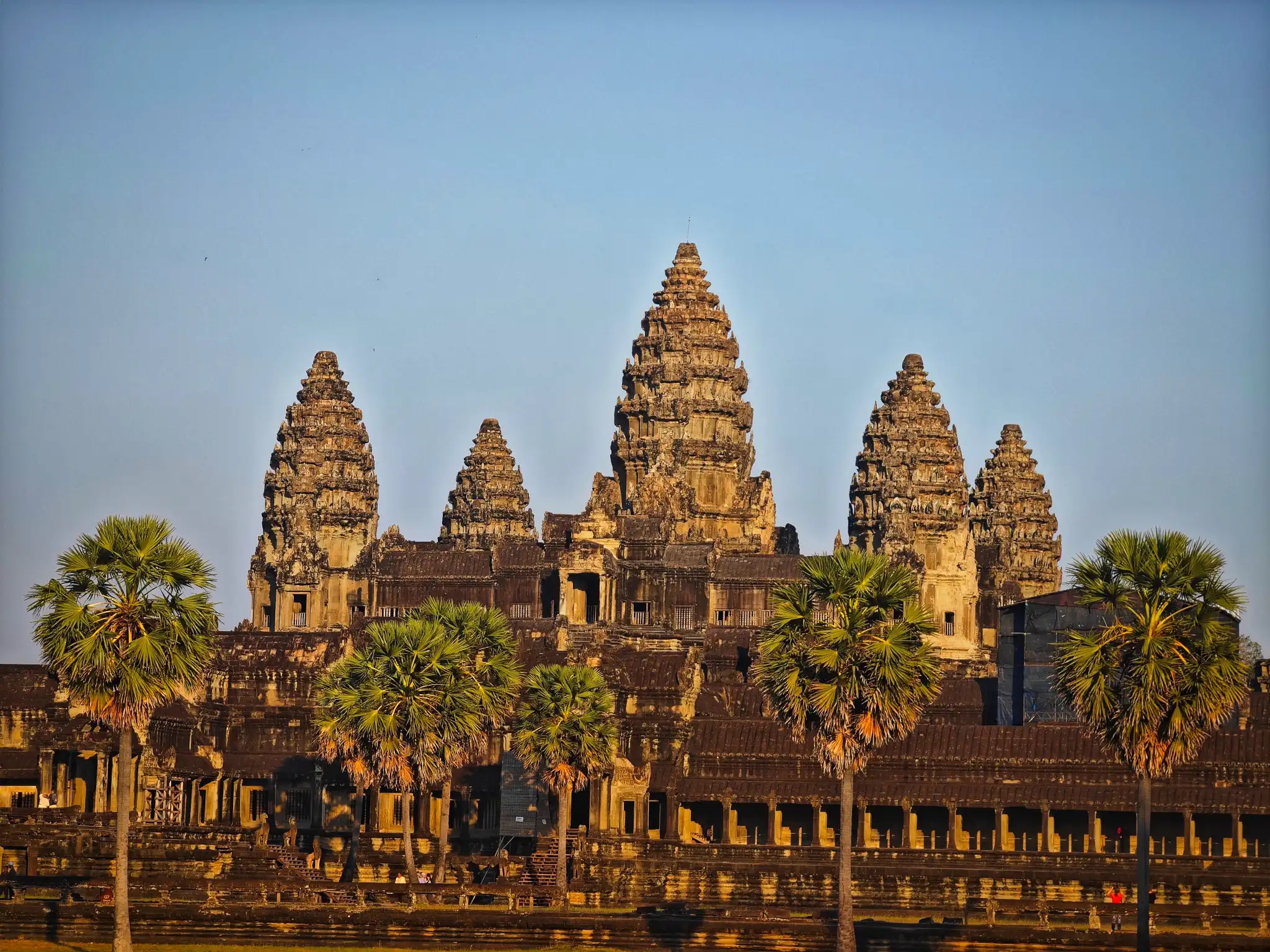 ប្រជាពលរដ្ឋកំពុងទទួលសេវាសាធារណៈ